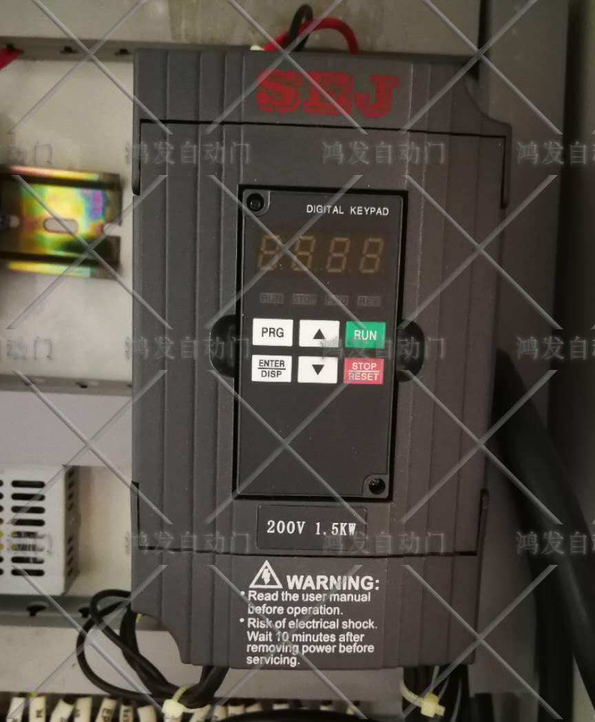 快速卷帘门电控箱内的sej变频器